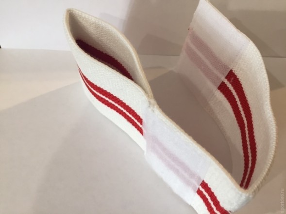 Суппорт эластичный для фиксации запястья с бинтом для дополнительной фиксации.