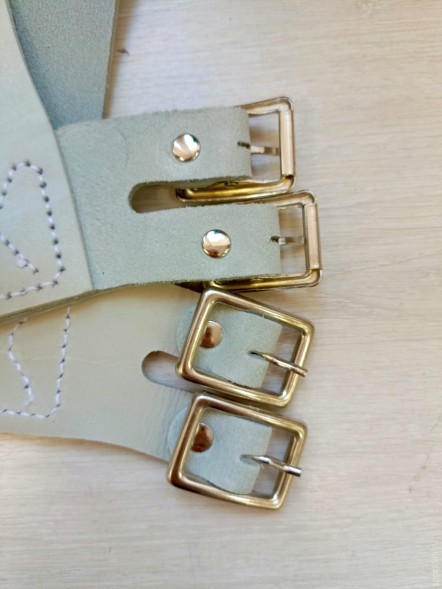 Накладки на руки для перекладины с кожаным валиком. На ремнях  